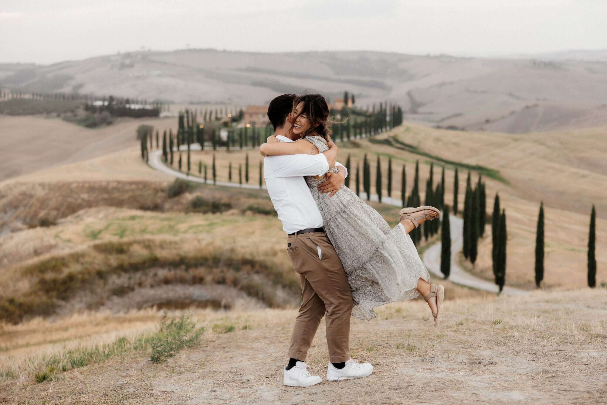 Couple hugs during their Italy wedding photo session in Tuscany